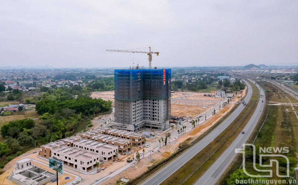 Tòa chung cư 18 tầng thuộc Dự án nhà ở xã hội Peace Village đang được khẩn trương hoàn thiện, dự kiến bàn giao đưa vào sử dụng trong quý IV/2025.