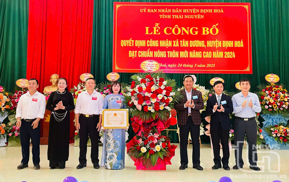 Xã Tân Dương đón Bằng công nhận đạt chuẩn nông thôn mới nâng cao