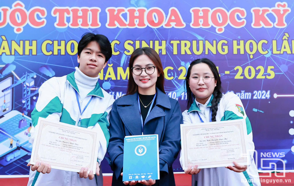 Cô giáo Trần Thị Quỳnh Trang (ở giữa) cùng các em học sinh nghiên cứu Đề tài Sử dụng trí tuệ nhân tạo để phát hiện người hút thuốc lá” đoạt giải Nhì tại Cuộc thi khoa học kỹ thuật cấp tỉnh, năm học 2024-2025 do Sở Giáo dục và Đào tạo tổ chức.