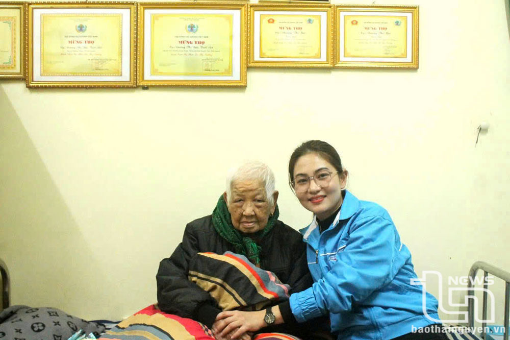 Cô giáo Trần Thị Quỳnh Trang thăm và tặng quà tại Trung tâm Bảo trợ xã hội tỉnh Thái Nguyên.