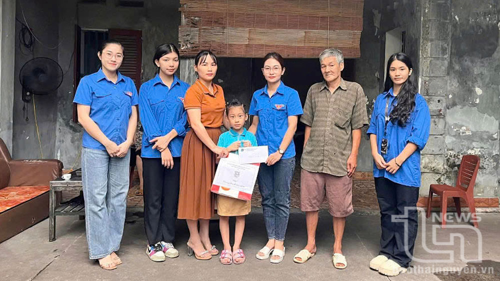 Đoàn Trường THPT Lương Ngọc Quyến phối hợp Đoàn phường Hoàng Văn Thụ tặng quà cho thiếu nhi có hoàn cảnh khó khăn trên địa bàn TP. Thái Nguyên.