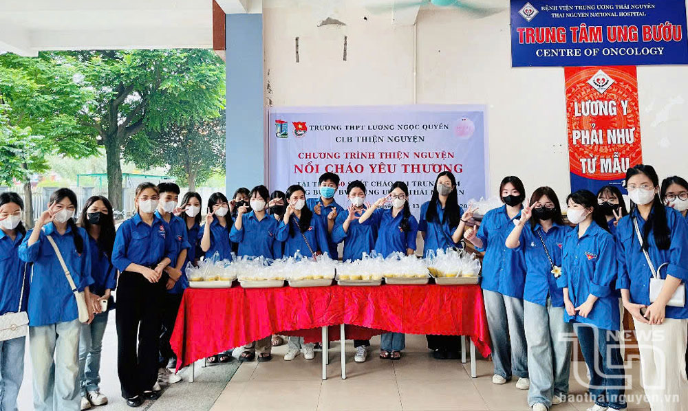 Cô giáo Trần Thị Quỳnh Trang cùng đoàn viên thanh niên Câu lạc bộ Thiện nguyện Trường THPT Lương Ngọc Quyến tham gia chương trình Nồi cháo yêu thương, nấu cháo miễn phí cho bệnh nhân nghèo.