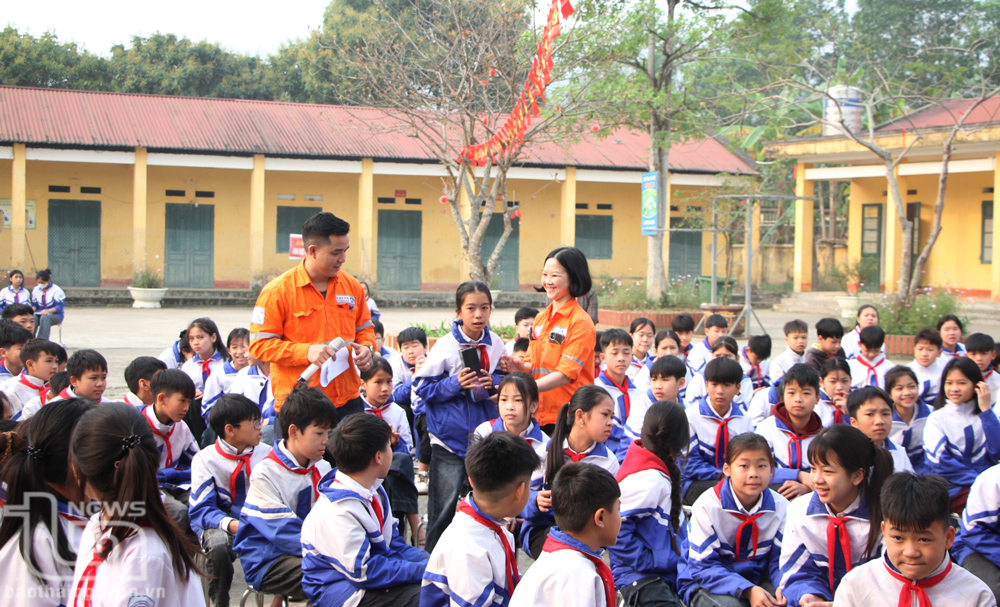 Núi Pháo lan tỏa kiến thức an toàn điện tới gần 400 học sinh