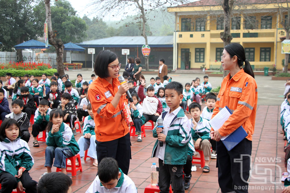 Không chỉ giảng lý thuyết, các tuyên truyền viên Công ty Núi Pháo còn mang đến chương trình những trò chơi tương tác có phần thưởng.