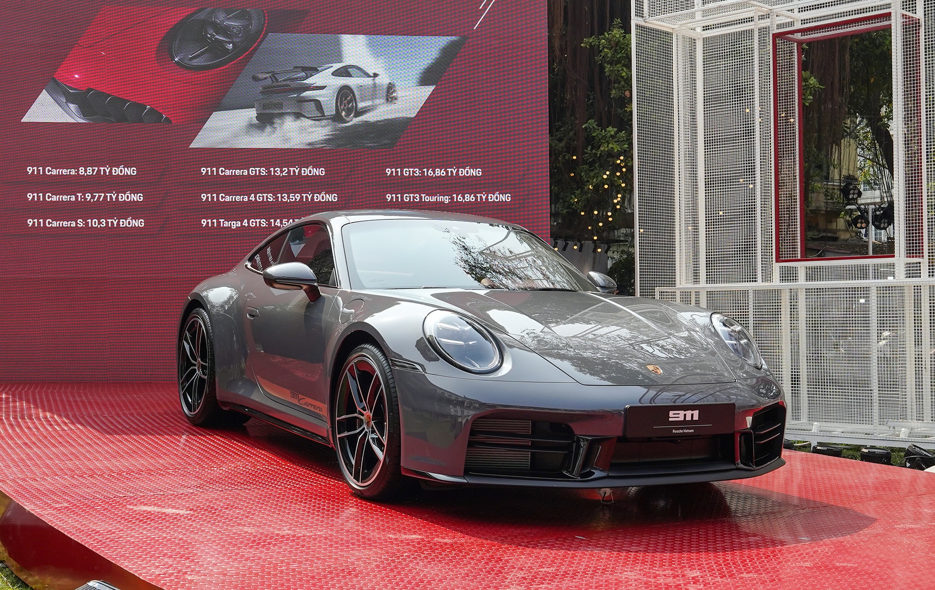 Xe 911 thế hệ 2025 phiên bản Carrerra trưng bày trong khuôn khổ Triển lãm Porsche 911 tại Hà Nội sáng 22-3. Ảnh: Hoàng Linh