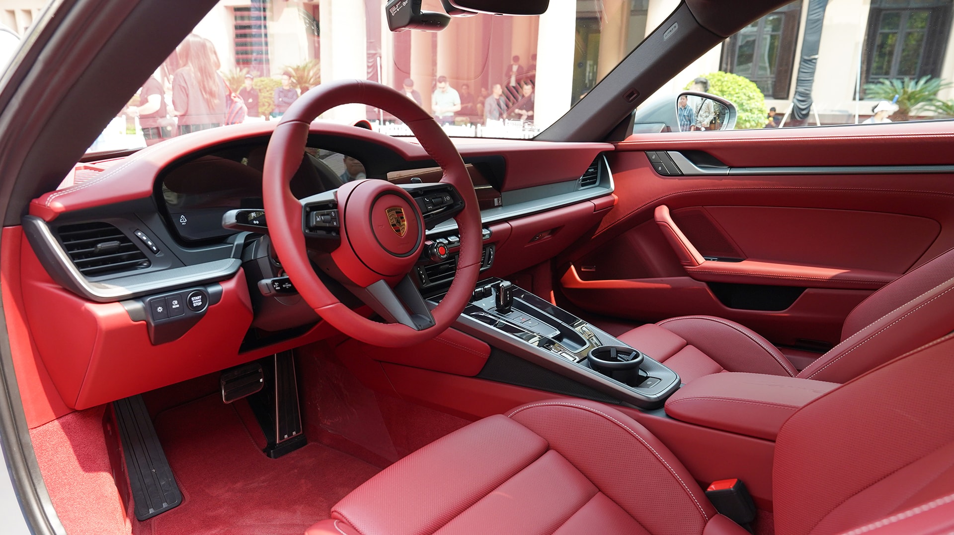 Nội thất mới của Porsche 911. Ảnh: Hoàng Linh