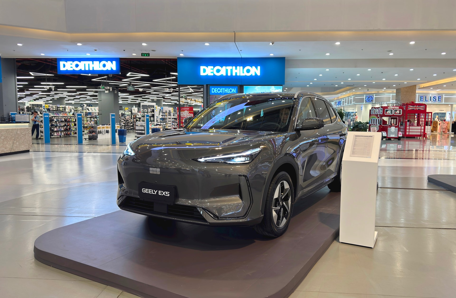 Xe điện Geely EX5 trưng bày tại Tasco Mall (Hà Nội). Ảnh: Hoàng Linh