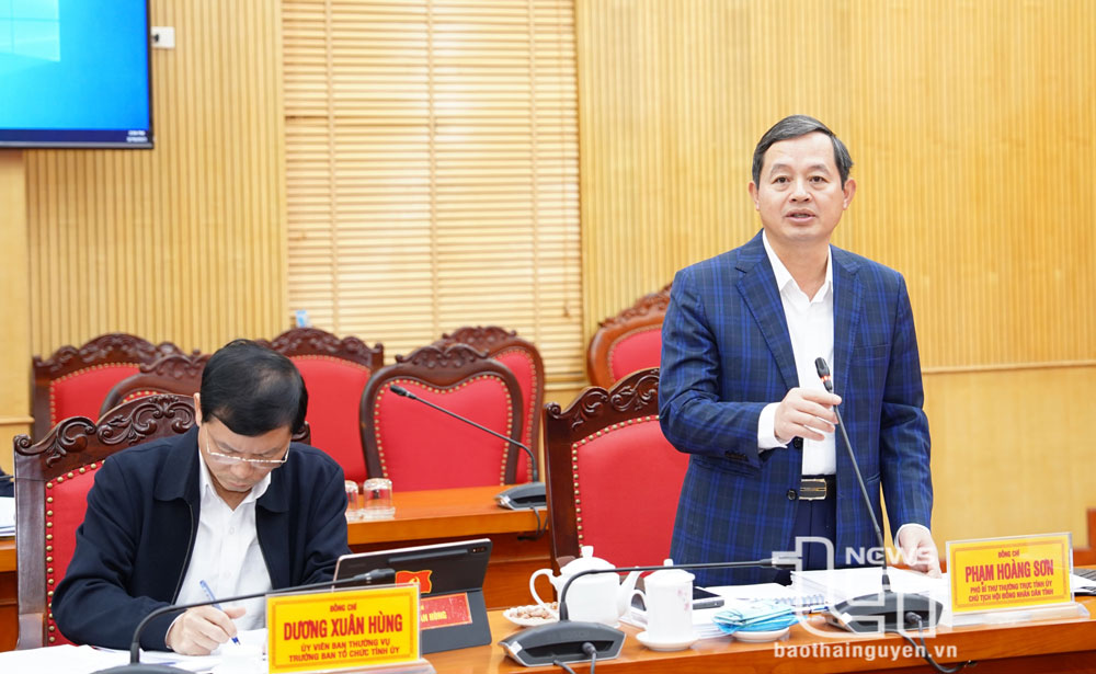 Đồng chí Phó Bí thư Thường trực Tỉnh ủy Phạm Hoàng Sơn điều hành hoạt động báo cáo, thảo luận tại Hội nghị.