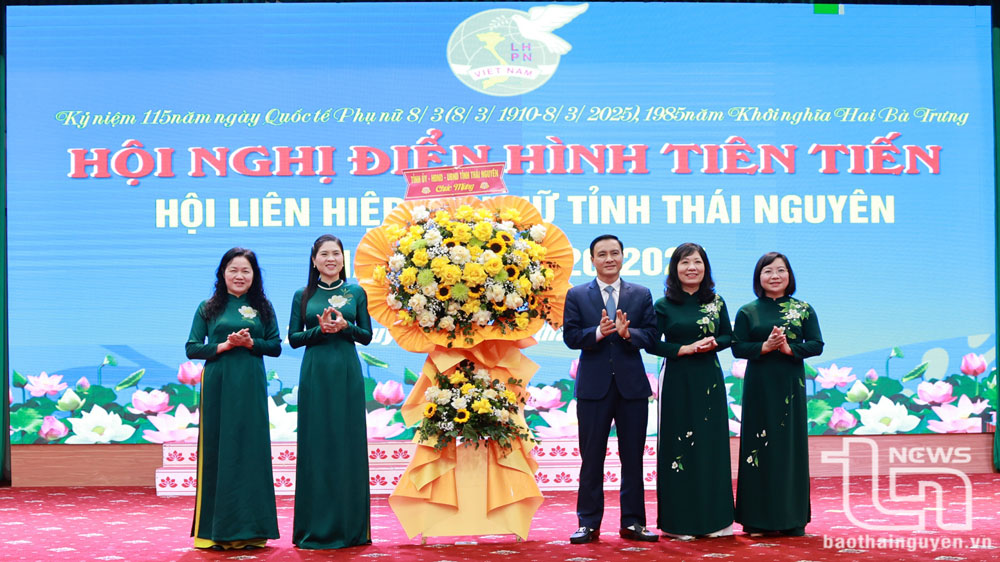 Đồng chí Trưởng Ban Tuyên giáo và Dân vận Tỉnh ủy Vũ Duy Hoàng chúc mừng Hội Liên hiệp Phụ nữ tỉnh nhân dịp kỷ niệm 115 năm Ngày Quốc tế phụ nữ 8-3.