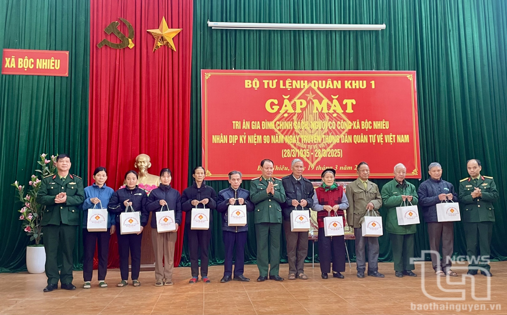 Bộ Tư lệnh Quân khu 1 về nguồn, tặng quà gia đình chính sách tại Định Hóa
