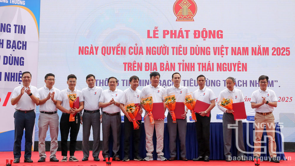 Đại diện các doanh nghiệp lớn trên địa bàn tỉnh ký cam kết về minh bạch thông tin hàng hóa.
