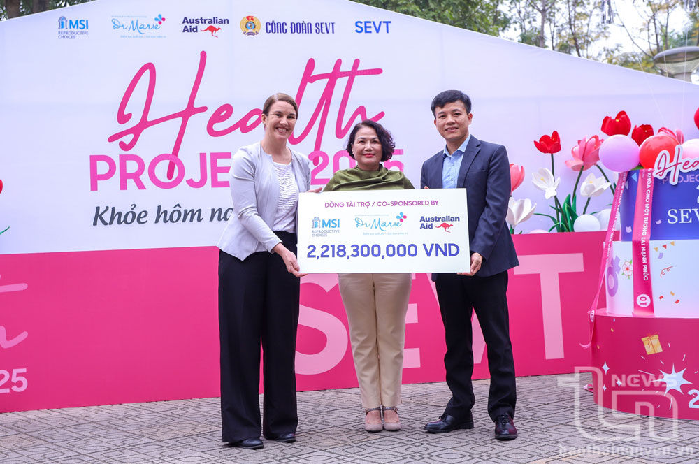 Đại diện Đại sứ quán Australia tại Việt Nam, Tổ chức MSI Reproductive Choices Việt Nam trao hỗ trợ cho đại diện Công ty SEVT tổ chức Chương trình chăm sóc sức khoẻ cho nữ nhân viên.