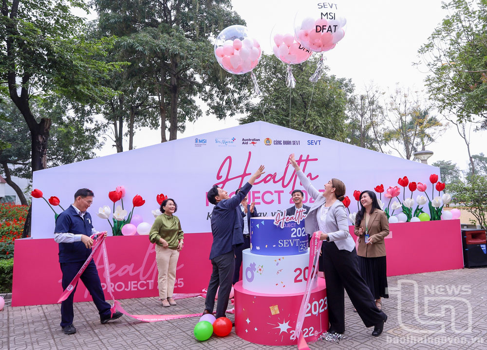 Các đại biểu thực hiện nghi thức kéo băng khởi động Chương trình chăm sóc sức khoẻ cho nữ nhân viên Công ty SEVT.