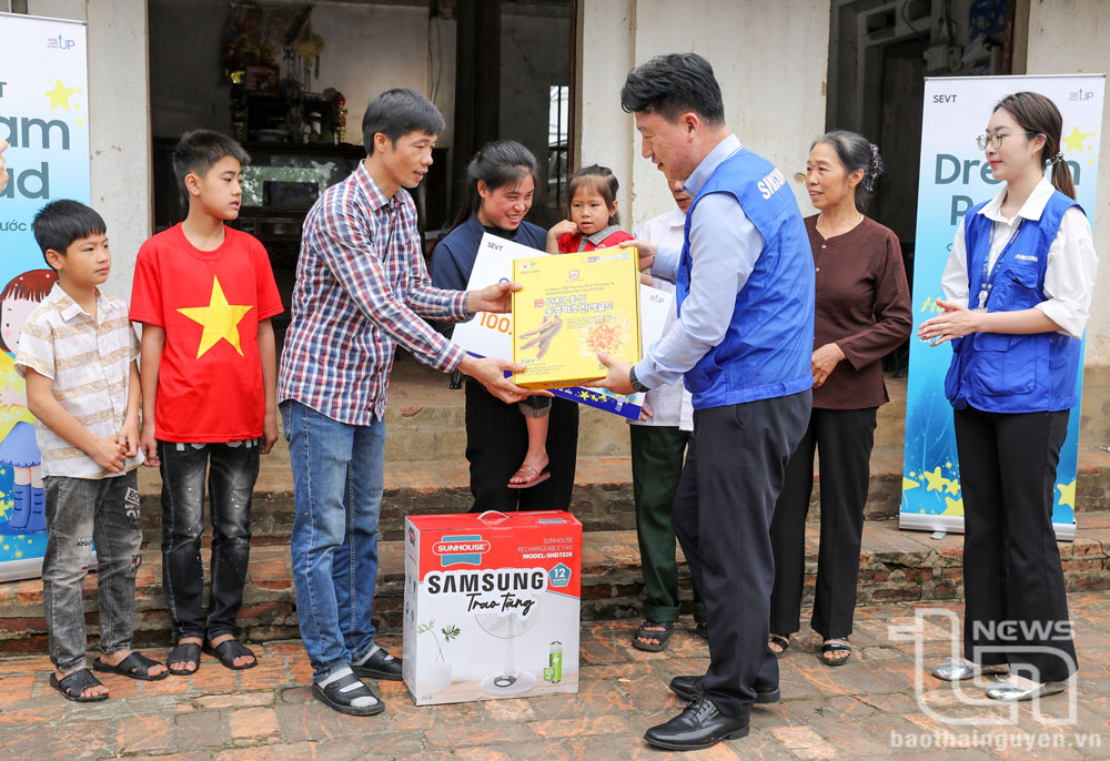 Đại diện các đơn vị trực thuộc Công ty SEVT trao quà tặng gia đình cháu Dương Minh Nguyệt.