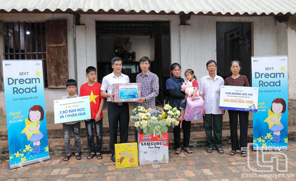 Đại diện Sở Y tế Thái Nguyên trao quà tặng gia đình cháu Dương Minh Nguyệt.