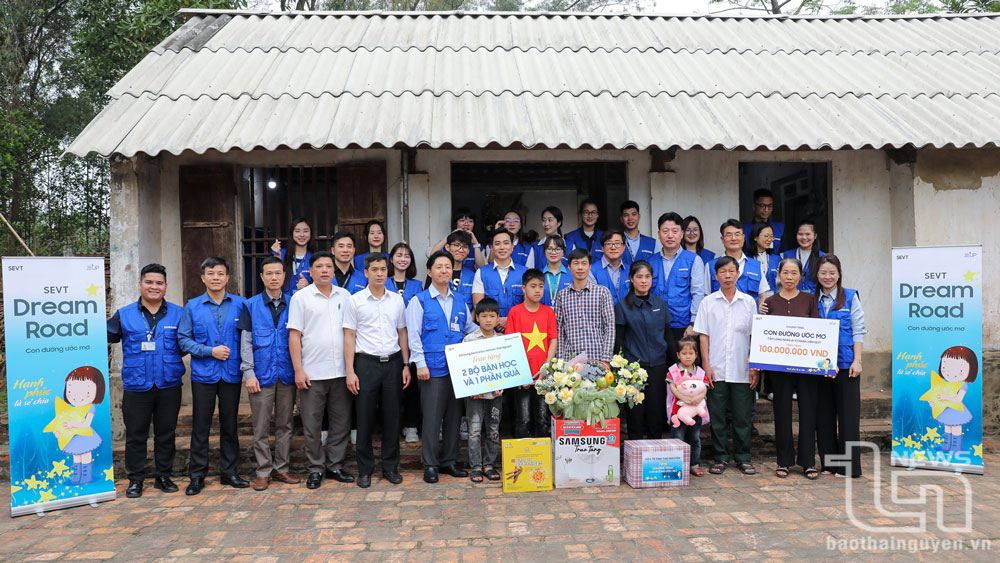 Các đại biểu dự chương trình cùng lãnh đạo, nhân viên Công ty SEVT và gia đình cháu Dương Minh Nguyệt.