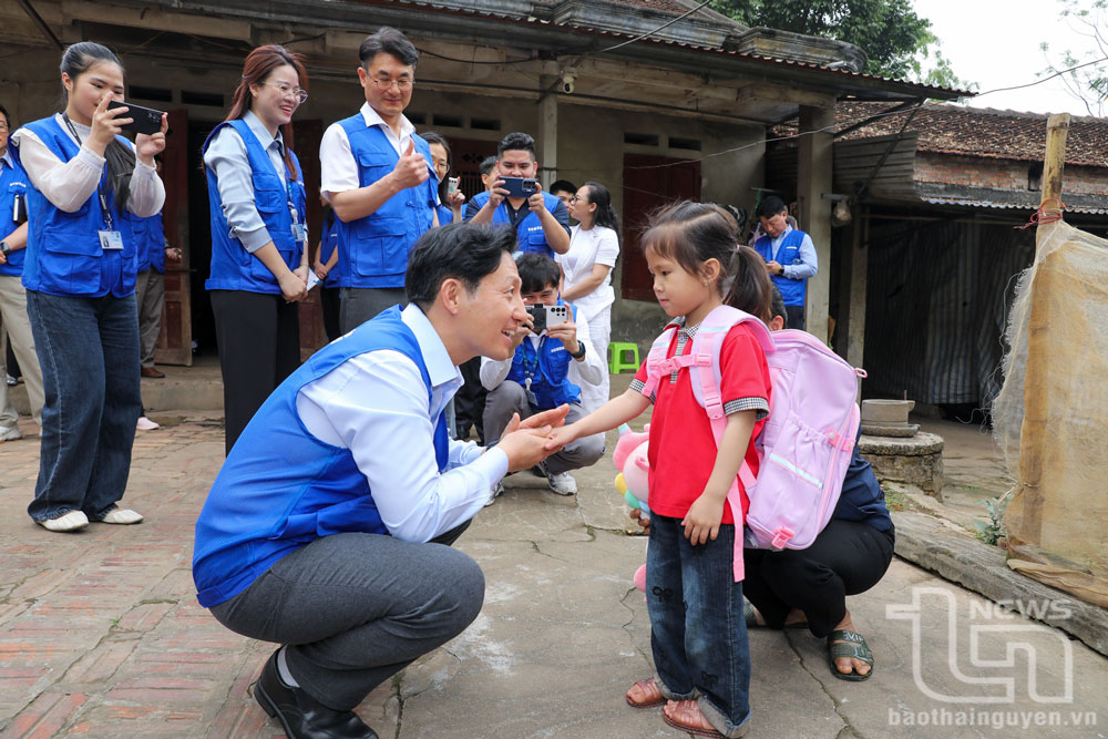 Ông Kim Iee Soo, Tổng Giám đốc SEVT, chúc cháu Dương Minh Nguyệt sớm điều trị khỏi bệnh.
