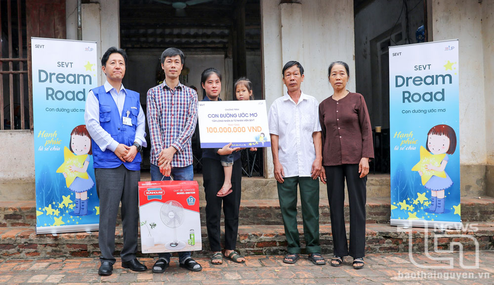 Ông Kim Iee Soo, Tổng Giám đốc Công ty SEVT, trao tượng trưng 100 triệu đồng quyên góp được cho gia đình cháu Dương Minh Nguyệt.