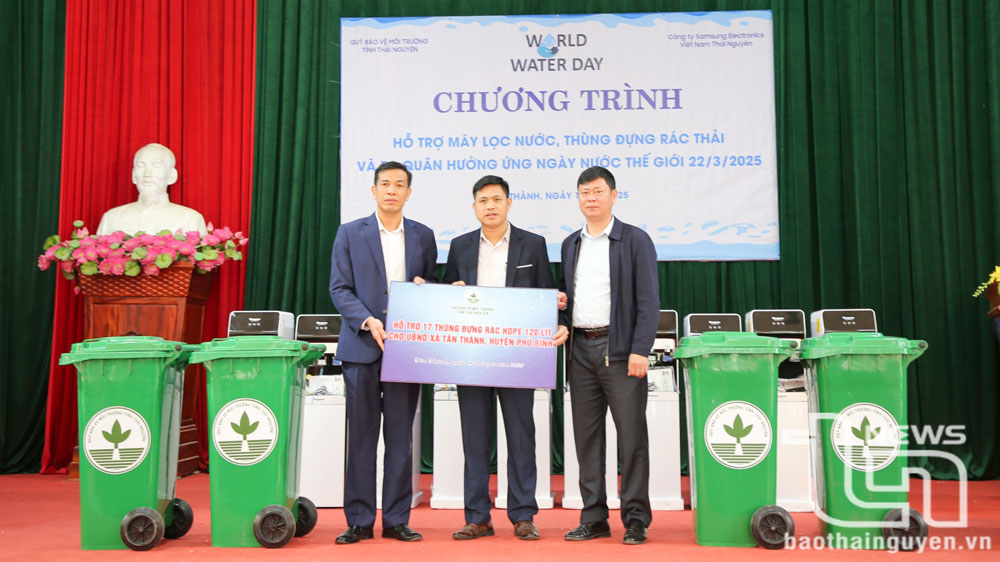 Lãnh đạo Quỹ Bảo vệ môi trường (Sở Nông nghiệp và Môi trường Thái Nguyên) trao 17 thùng nhựa đựng rác cho xã Tân Thành.