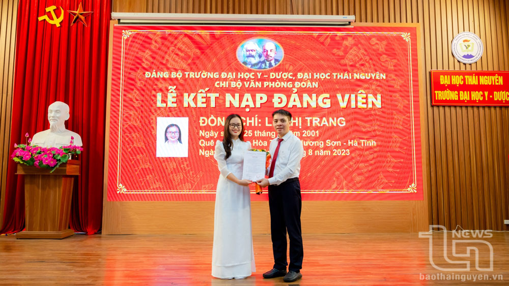 Với những nỗ lực trong học tập và rèn luyện, Lê Thị Trang vinh dự được kết nạp Đảng khi còn là sinh viên.