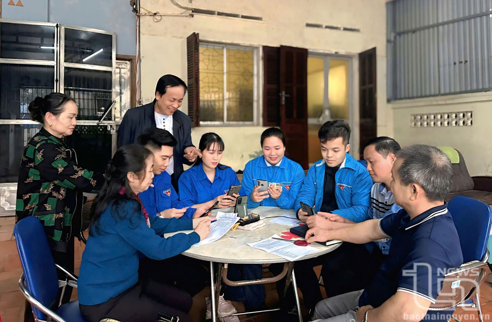 Đoàn viên thanh niên phường Tân Lập (TP. Thái Nguyên) đến tận nhà người dân để hỗ trợ cài đặt, tích hợp Sổ sức khỏe điện tử trên ứng dụng VNeID và cài đặt chữ ký số công cộng.