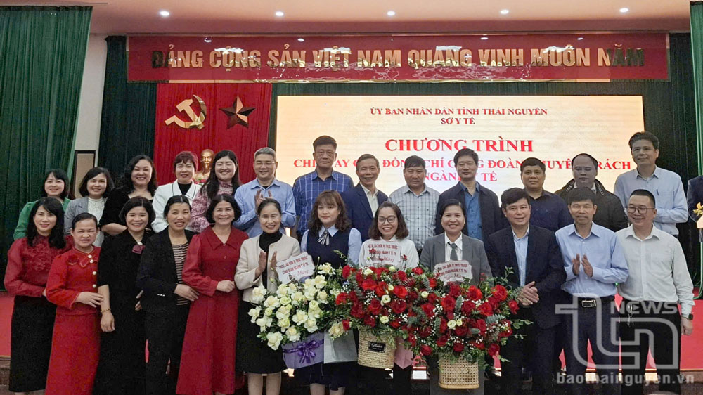 lãnh đạo Sở Y tế đã tặng hoa chia tay Công đoàn ngành Y tế