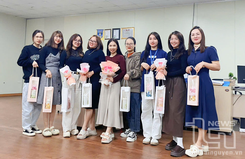 Khi phụ nữ gánh tròn “hai vai”