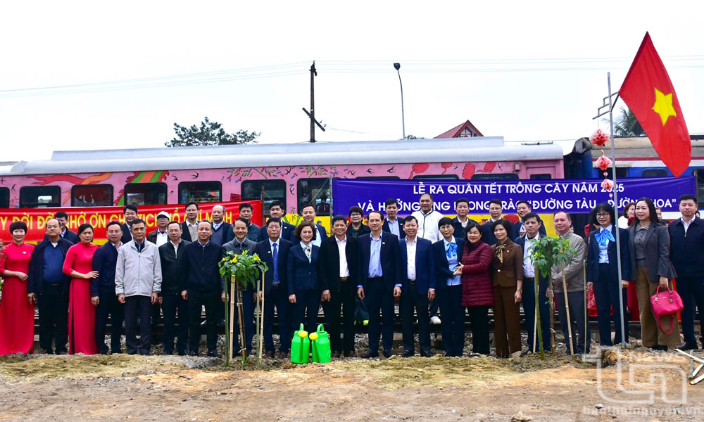 Các đại biểu chụp ảnh lưu niệm tại Hành trình Xuân về với xứ Trà.