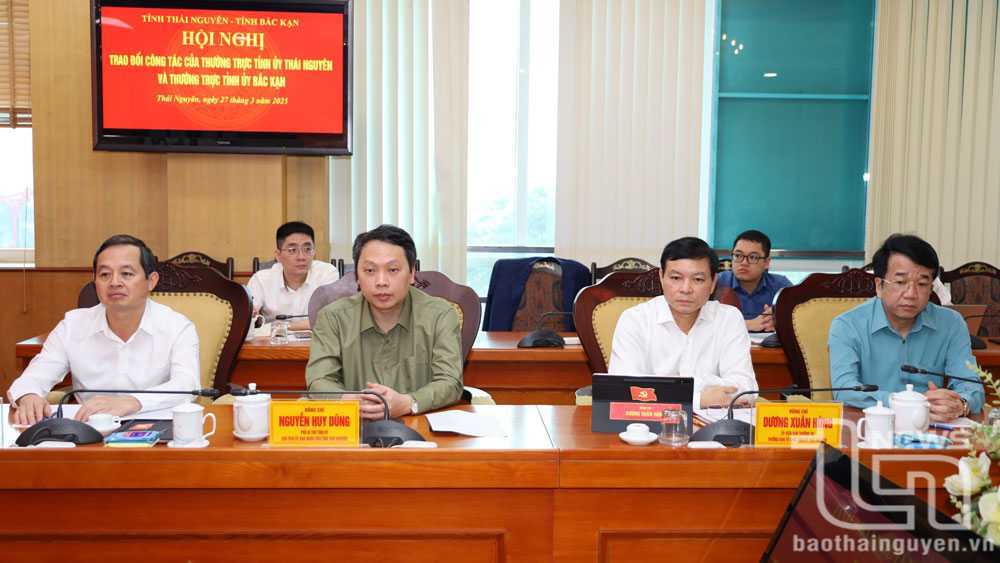 Các đồng chí lãnh đạo, đại biểu tỉnh Thái Nguyên dự Hội nghị.