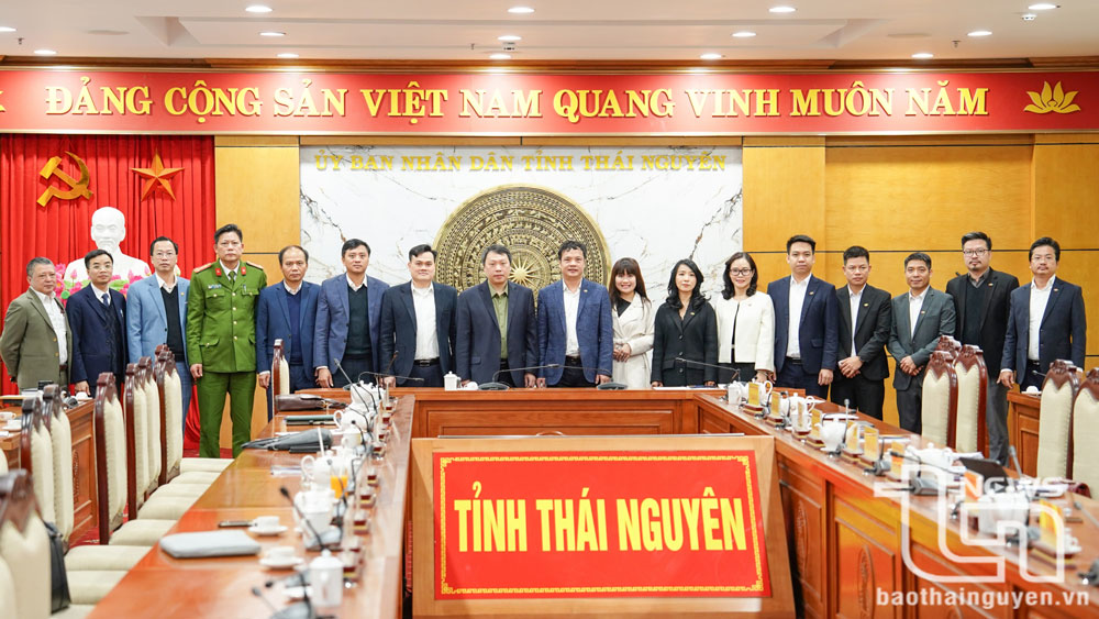 Các đại biểu chụp ảnh lưu niệm.