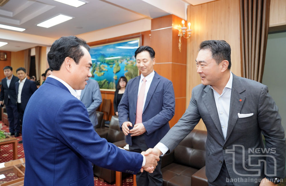 Tại buổi tiếp và làm việc với ông Kang Sung Huyn, Tổng Giám đốc toàn cầu của Tập đoàn Lotte và các thành viên Đoàn công tác, chiều 25-3, đồng chí Trịnh Việt Hùng, Ủy viên dự khuyết Trung ương Đảng, Bí thư Tỉnh ủy