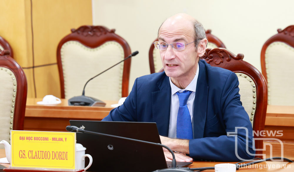 Giáo sư Claudio Dordi phát biểu tại buổi làm việc.