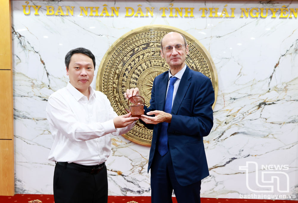 Giáo sư Claudio Dordi trao quà lưu niệm cho đồng chí Chủ tịch UBND tỉnh.