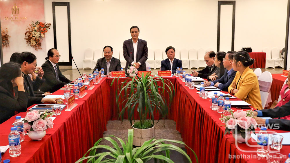 Đồng chí Vũ Duy Hoàng, Ủy viên Ban Thường vụ Tỉnh ủy, Trưởng Ban Tuyên giáo - Dân vận Tỉnh Ủy ghi nhận kịch bản nghệ thuật chèo: “Nam Việt Đế - Vạn mùa xuân” có chất lượng.
