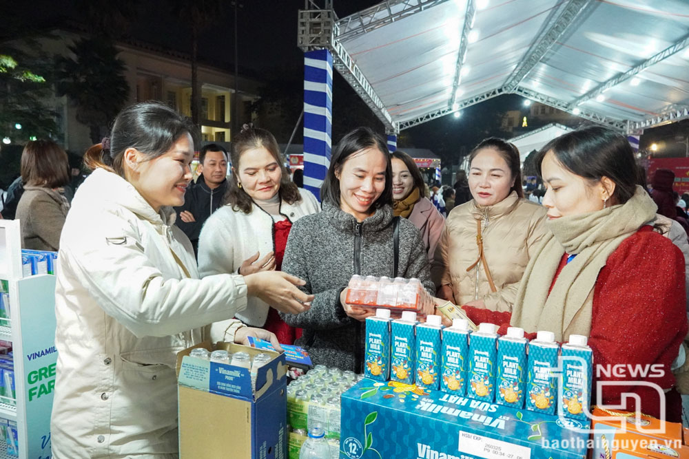Người lao động được mua hàng giảm giá tại phiên chợ do Liên đoàn Lao động TP. Thái Nguyên tổ chức.