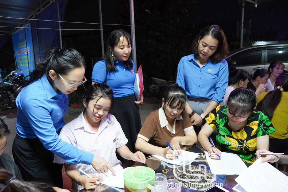 Đại diện lãnh đạo Liên đoàn Lao động tỉnh khảo sát tình hình việc làm và đời sống của công nhân tại khu nhà trọ ở xã Điềm Thụy (Phú Bình).