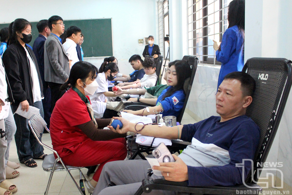 Đoàn viên thanh niên tham gia hiến máu tình nguyện.