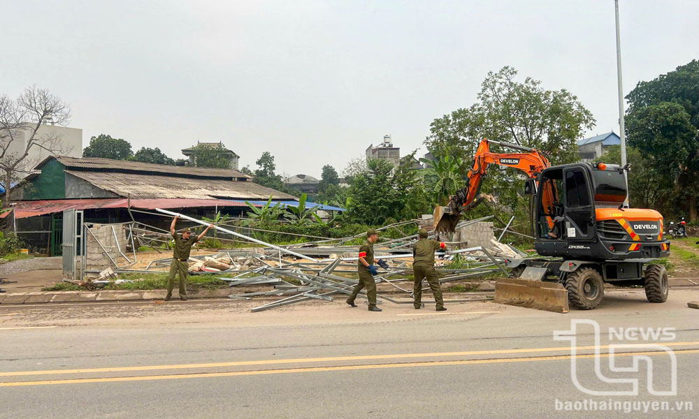Lực lượng chức năng tiến hành tháo dỡ công trình dựng trái phép.