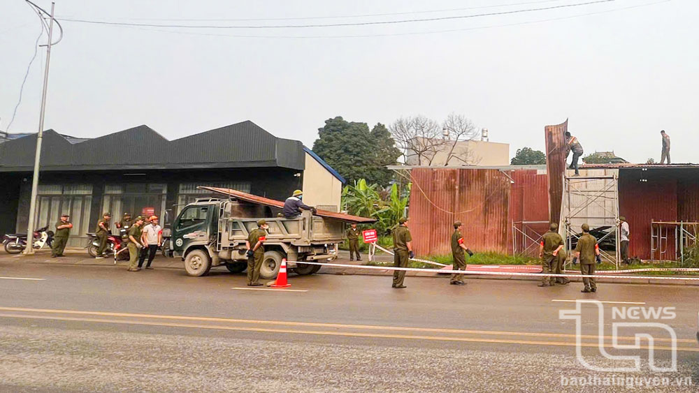 Công trình xây dựng trái phép trên đất công do UBND phường Gia Sàng quản lý, nằm tiếp giáp với suối Xương Rồng và vỉa hè đường Bắc Nam - cầu Huống Thượng.