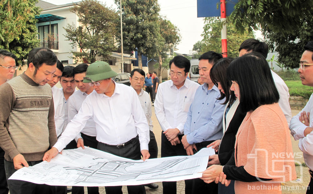 Tổ công tác khảo sát tại Khu dân cư Quang Vinh 1 (TP. Thái Nguyên). Ảnh: Thúy Hằng