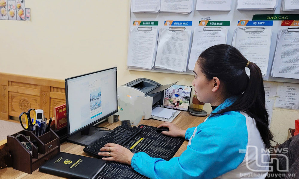 Cán bộ Hội Phụ nữ xã Kha Sơn (Phú Bình) đăng tải thông tin về hoạt động của Hội lên fanpage Phụ nữ Kha Sơn.