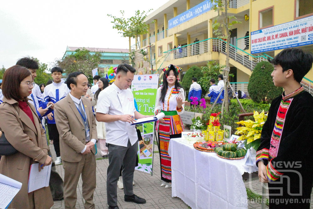 Ban Giám khảo chấm điểm món ăn của các đội thi.