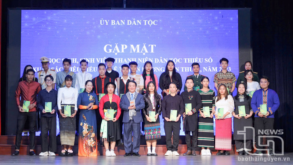 Sinh viên Hoàng Đức Chung, Thủ khoa kép ngành Kỹ thuật máy tính, Trường Đại học Kỹ thuật Công nghiệp (Đại học Thái Nguyên), tại Chương trình gặp mặt tuyên dương học sinh, sinh viên dân tộc thiểu số tiêu biểu toàn quốc năm 2023.