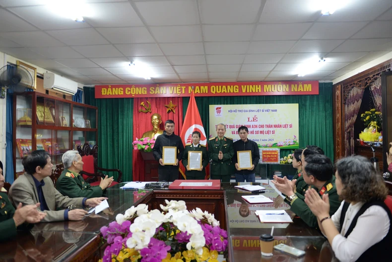 Thân nhân liệt sĩ nhận bàn giao kết quả giám định ADN thành công, xác đinh danh tính hài cốt liệt sĩ.