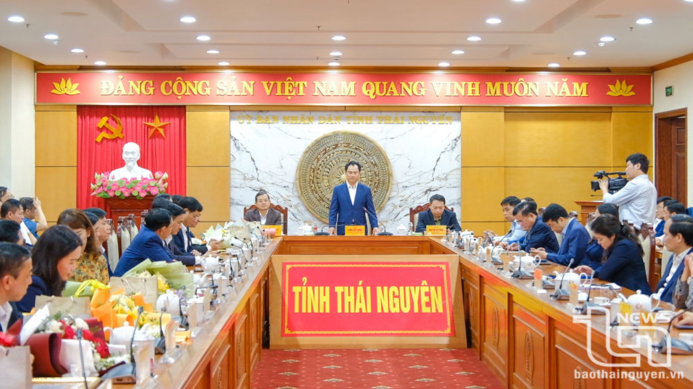 Đồng chí Bí thư Tỉnh ủy Trịnh Việt Hùng chủ trì buổi gặp mặt.