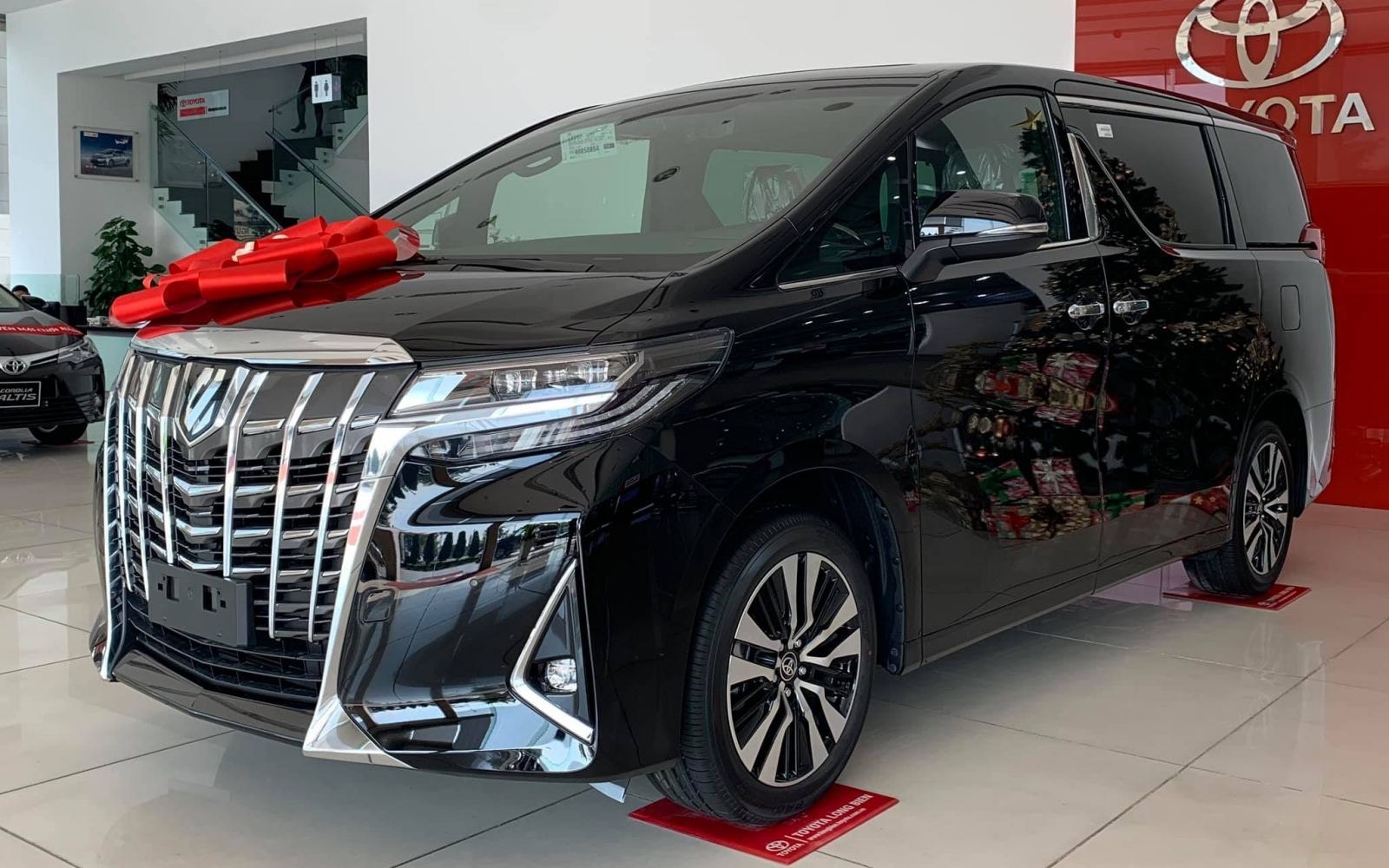 Xe đa dụng Toyota Alphard có nguy cơ rơi linh kiện ốp nắp ca pô
