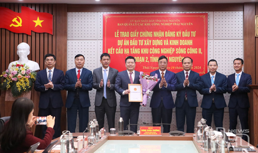 Đồng chí Phó Chủ tịch Thường trực UBND tỉnh Đặng Xuân Trường và lãnh đạo Ban Quản lý các KCN tỉnh trao giấy chứng nhận đăng ký đầu tư cho đại diện Công ty CP Viglacera Thái Nguyên.