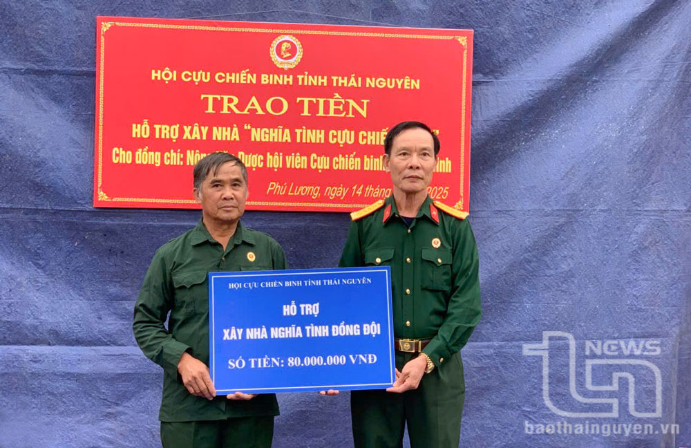 Lãnh đạo Hội Cựu chiến binh tỉnh trao tiền hỗ trợ xây nhà mới cho gia đình hội viên nghèo ở xã Yên Ninh (Phú Lương).