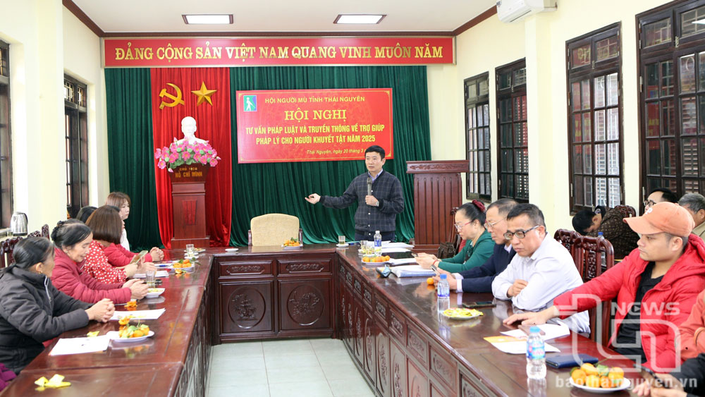 Cán bộ Trung tâm Trợ giúp pháp lý tỉnh phổ biến, giới thiệu những quy định của pháp luật về trợ giúp pháp lý cho người khuyết tật tại Hội nghị.