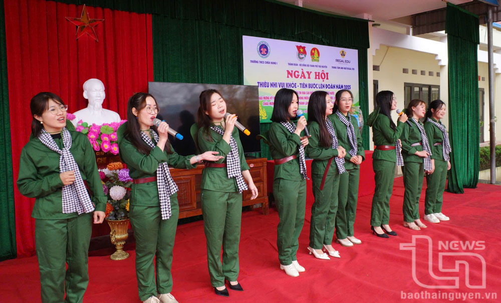 Tiết mục văn nghệ của giáo viên, học sinh Trường THCS Chùa Hang I.